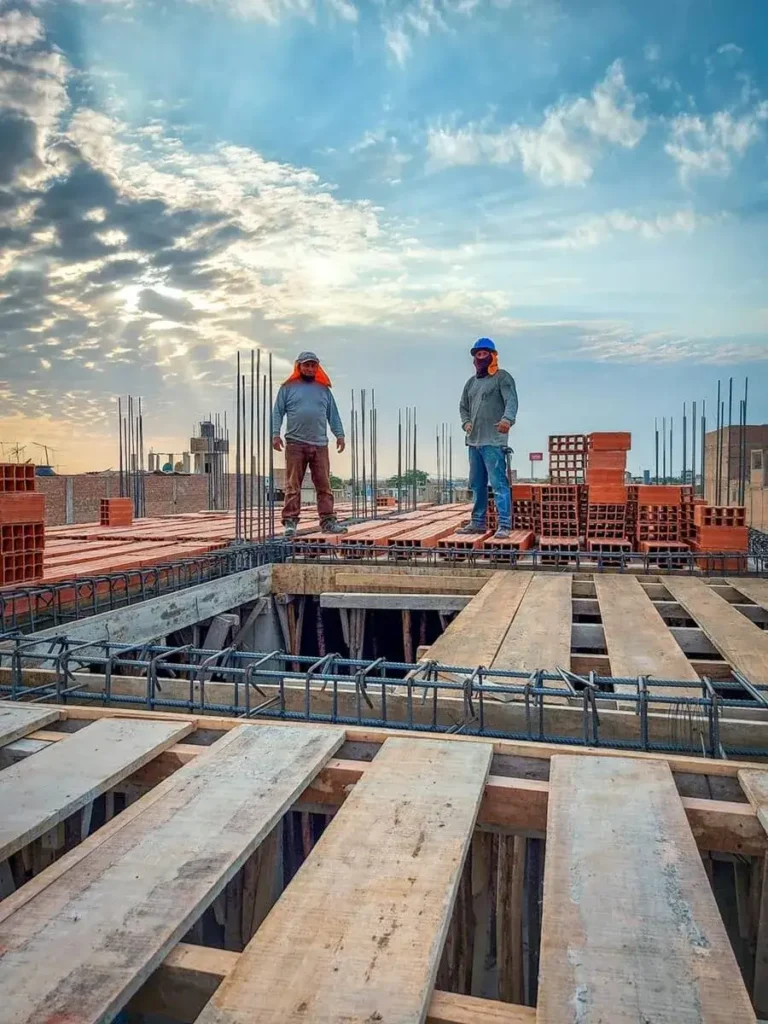 Engenheiro civil e casal analisando planta de casa em reunião de contratação de obra