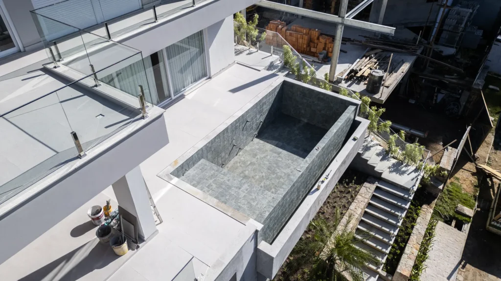 Terraço com piscina da Casa C/K, no Canajurê, visto de drone