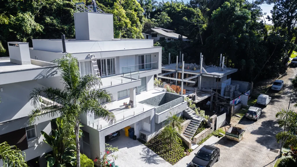 Fachada da Casa C/K, no Canajurê, com palmeira em primeiro plano