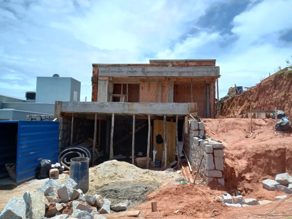 Estrutura da Casa D/T em Biguaçu durante a obra, com o terreno em volta