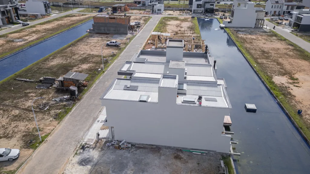 Casa E/F, em Deltaville, vista de drone junto ao canal do condomínio