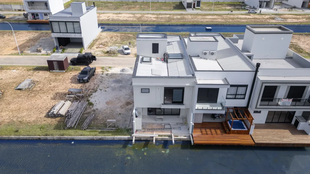 Casa E/F, em Deltaville, com o deck de madeira voltado para o canal