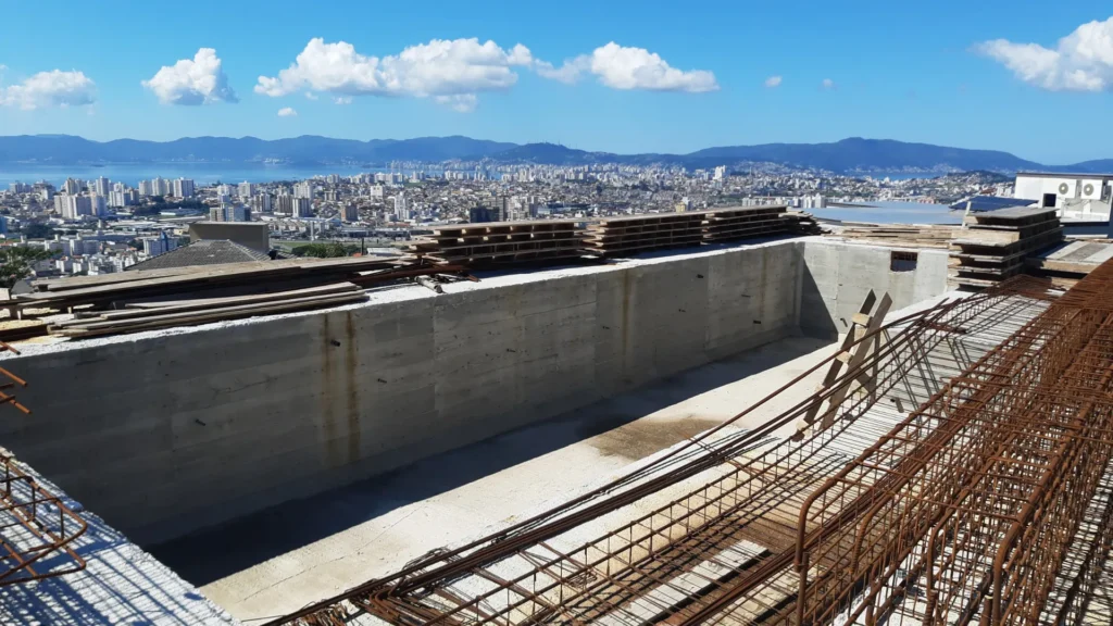 Estrutura de concreto da piscina da Casa J/M, no Bosque das Mansões, com vista para a Grande Florianópolis