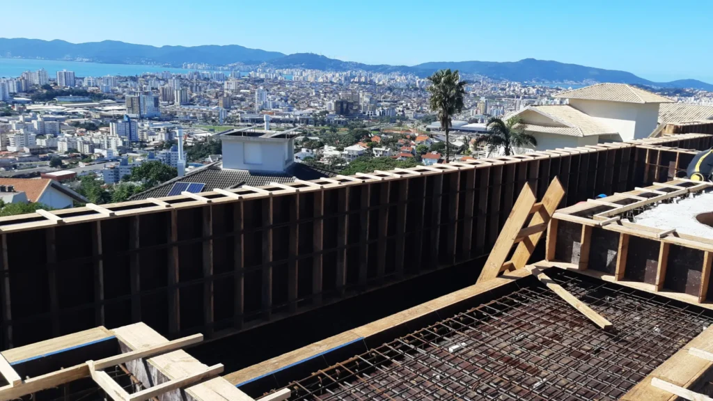 Fôrmas e armadura da estrutura da Casa V/A, no Bosque das Mansões, com a cidade ao fundo