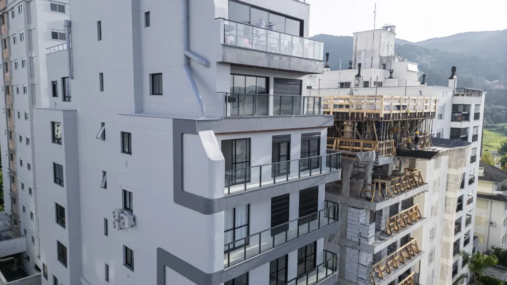 Fachada do Edifício Residencial Tebas, na Pedra Branca, vista de drone
