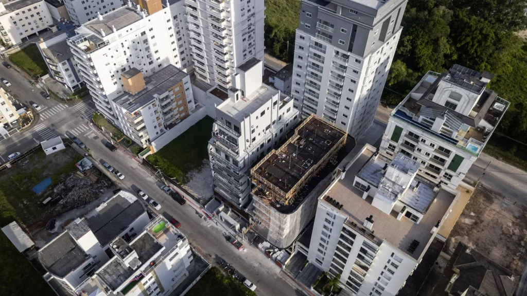 Vista aérea do Edifício Residencial Tebas e dos prédios ao redor, na Pedra Branca