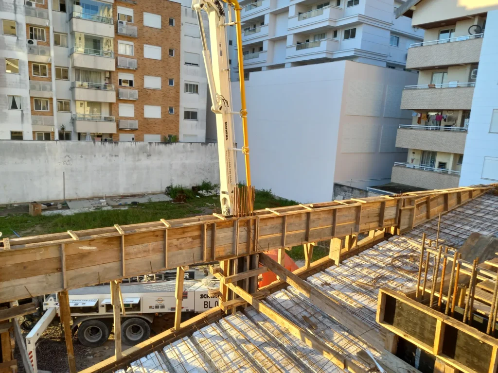 Concretagem da laje do Edifício Residencial Tebas com bomba de concreto