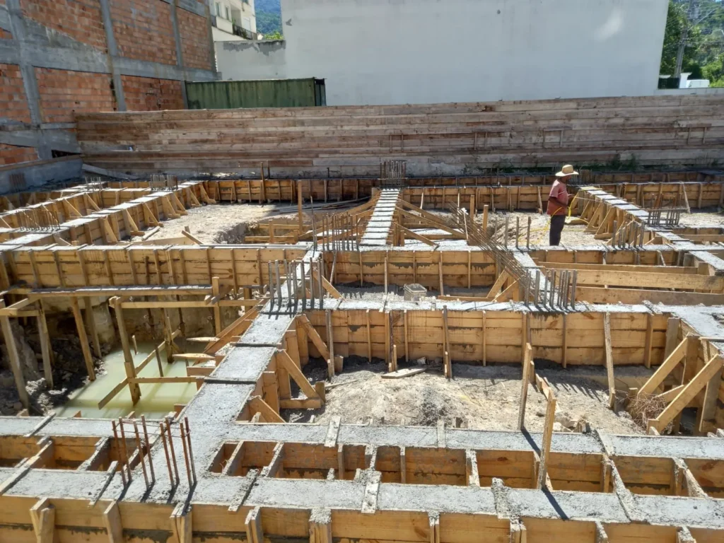 Fôrmas e armadura da etapa estrutural do Edifício Residencial Tebas